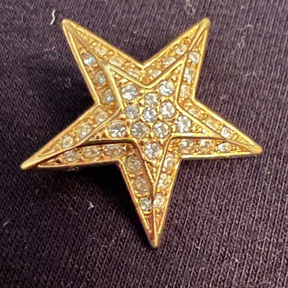 Joan Rivers vintage gold tone rhinestone three dimensional 5 point star